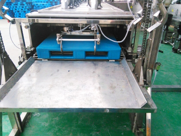 Automatic tray (pallet) cleaning and drying machine (ordered by Suzhou gaolego)